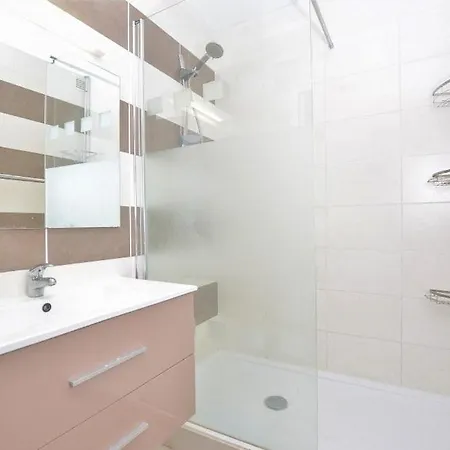 Climatise Pour 5 Personnes, Camargue Village, Quartier Du Boucanet Au Grau-du-roi.
